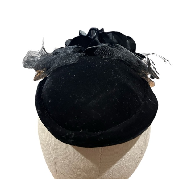 Vintage black velvet fascinator with flower and netting - Picture 2 of 8